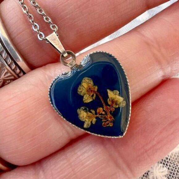 Vintage Dried Flowers Heart Pendant Necklace - Picture 7 of 9